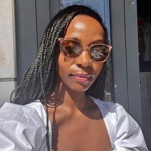 Meet your Posher, Dina